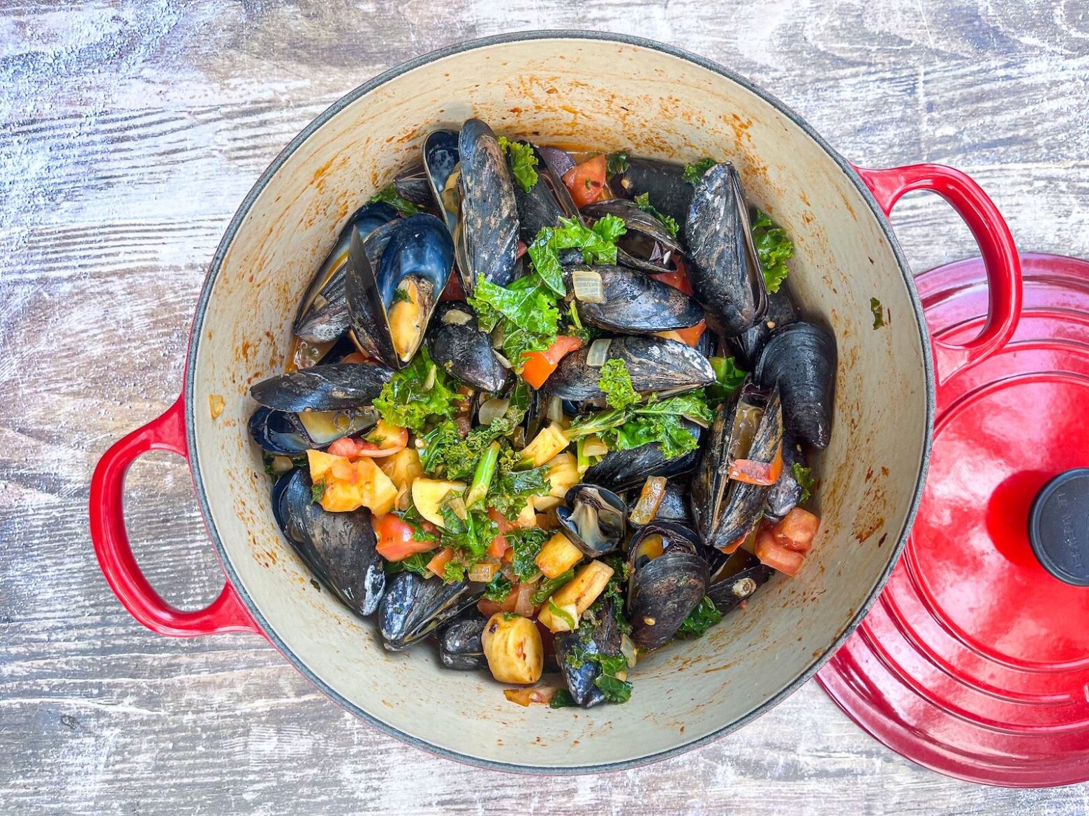 spicy mussels in pot
