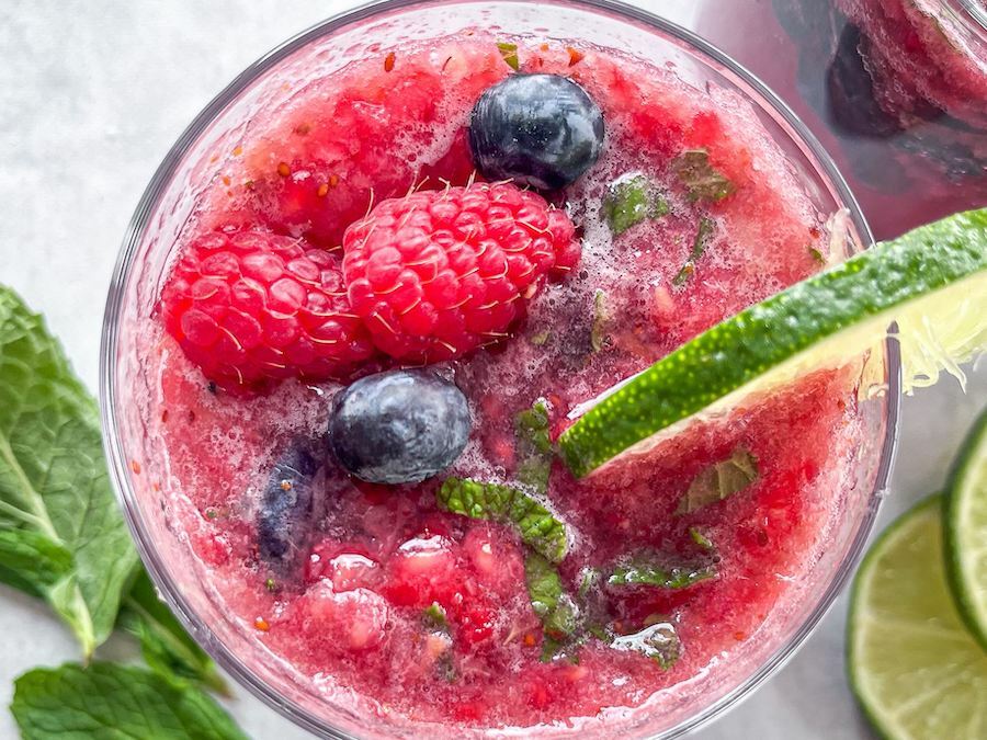 berry-mocktail-close-up-with-fruit