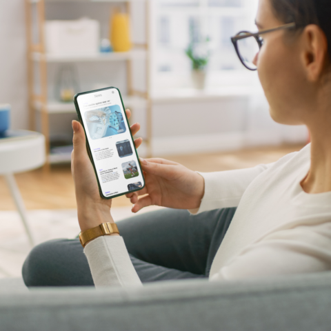 women reading the news on her phone