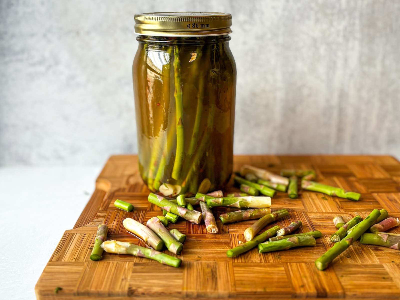 Pickled_asparagus_in_a_mason_jar.