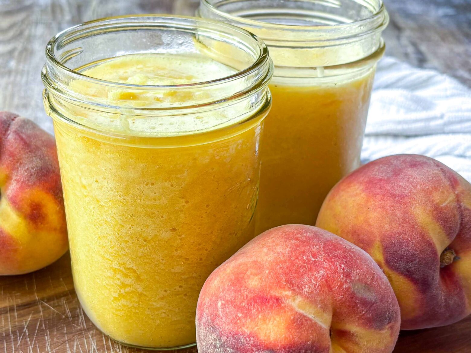 Frozen Peach Green Tea in mason jars.