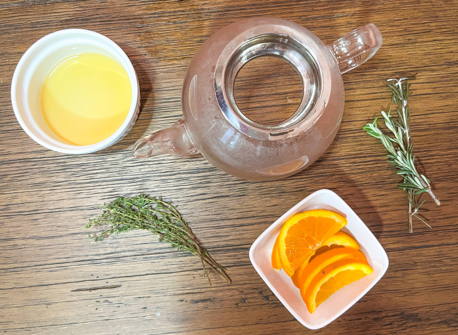 Herbal apple cider vinegar ingredients.