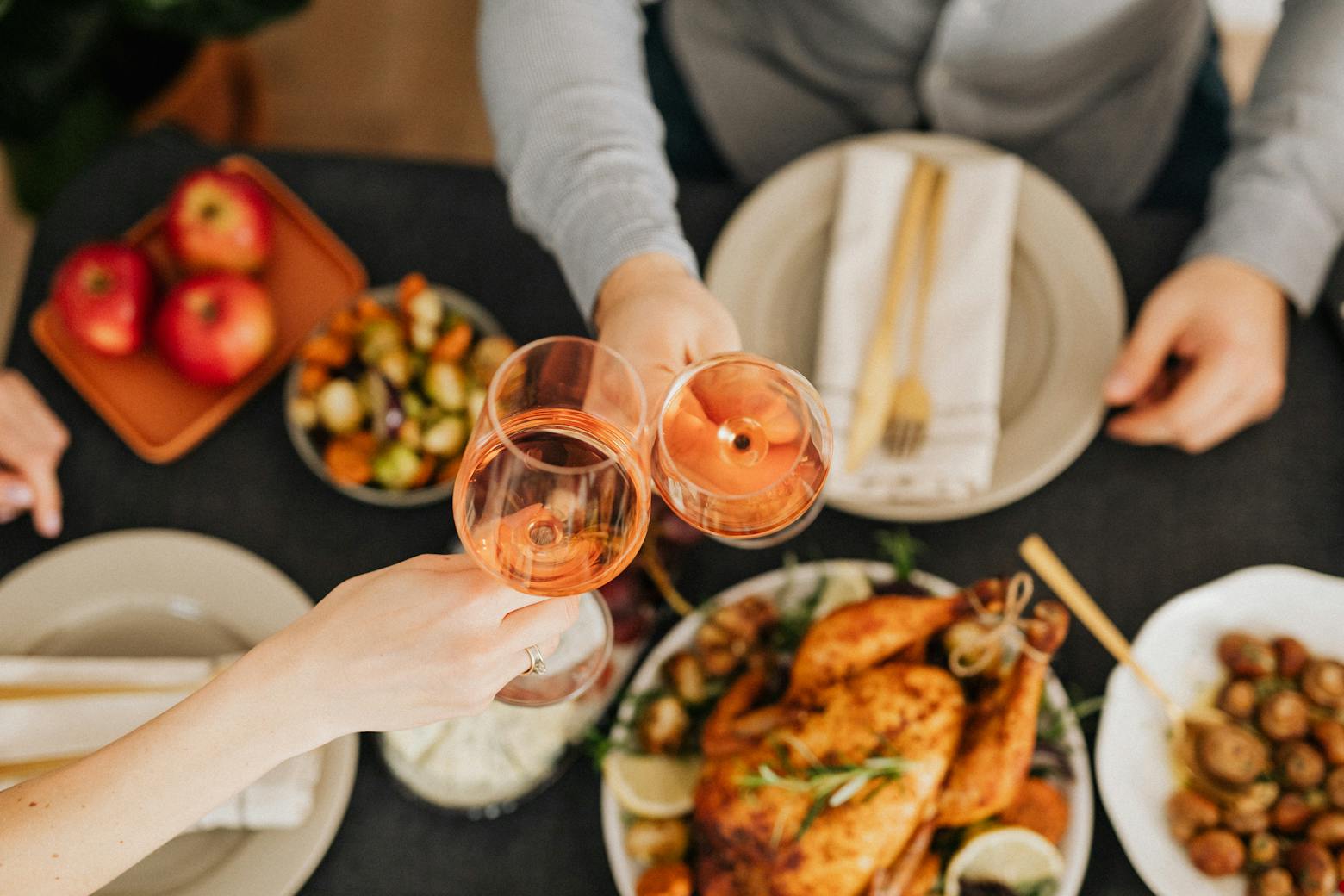 A healthy Friendsgiving dinner includes Thanksgiving mocktails and other healthy Thanksgiving recipes.