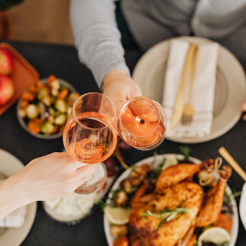 A healthy Friendsgiving dinner includes Thanksgiving mocktails and other healthy Thanksgiving recipes.