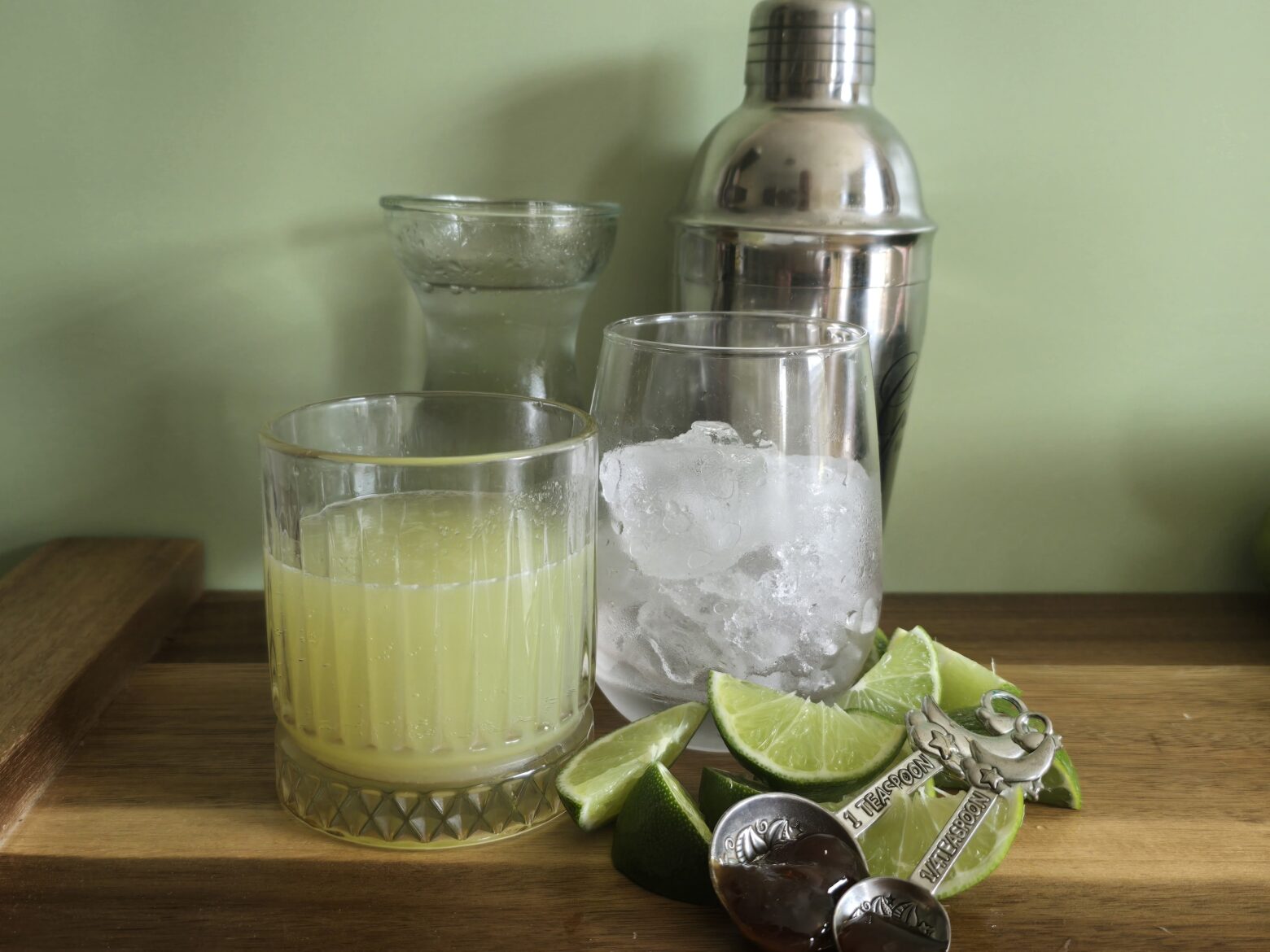 Margarita mocktail preparation.