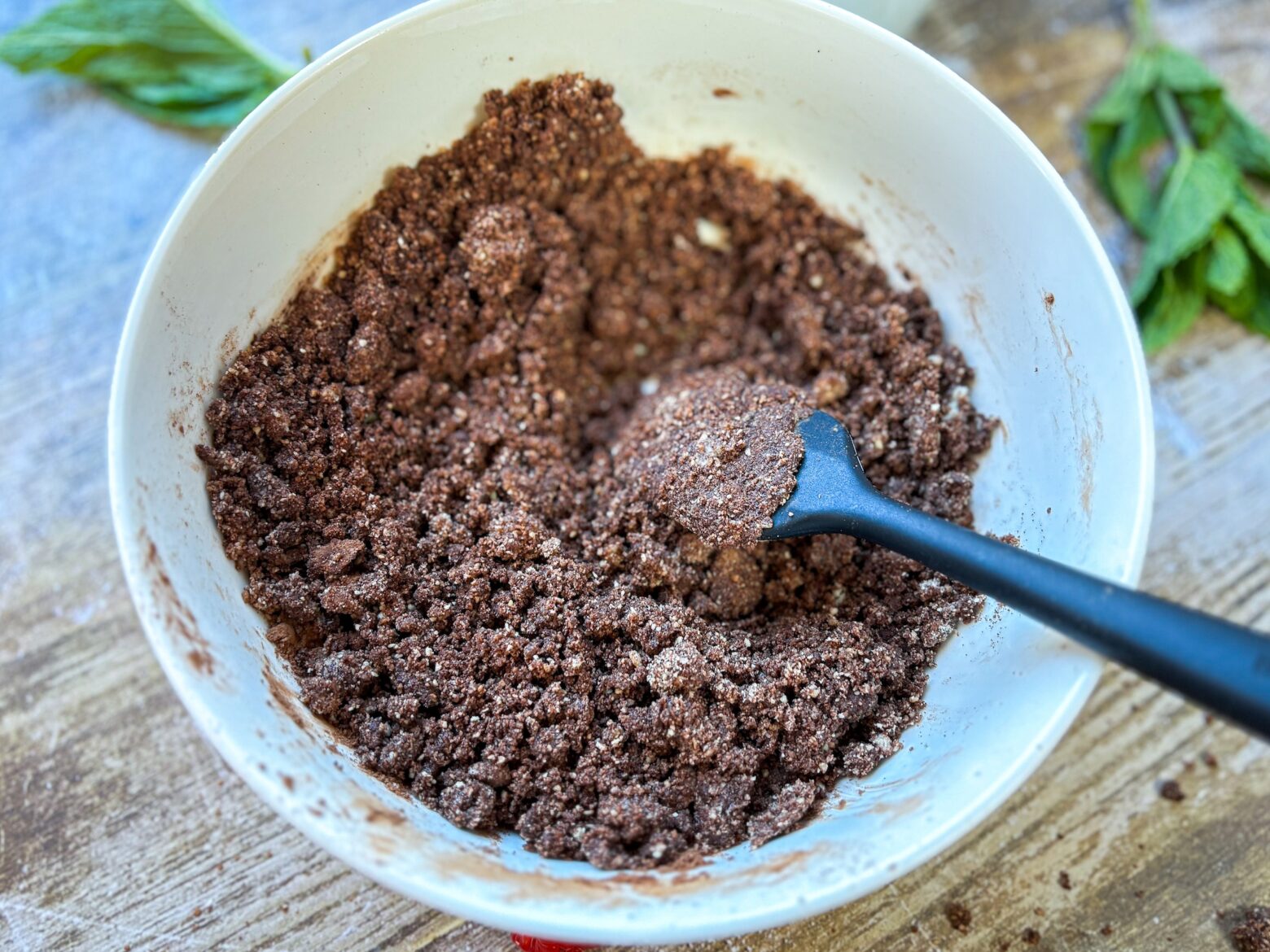Raspberry mini tart, blending the crust.