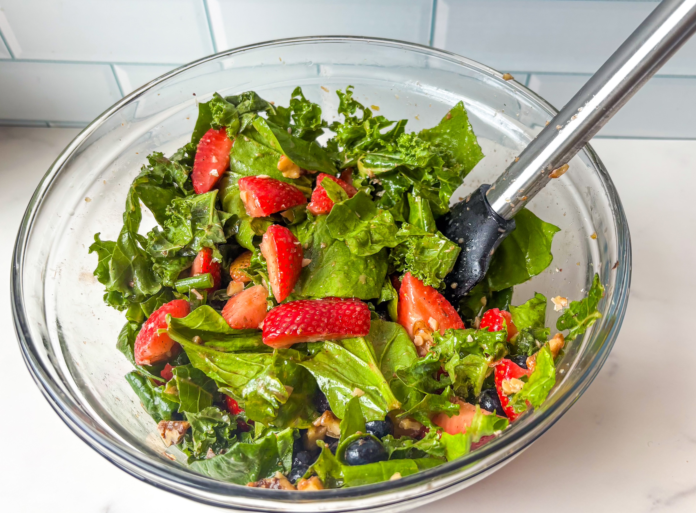 Salmon berry salad preparation. 