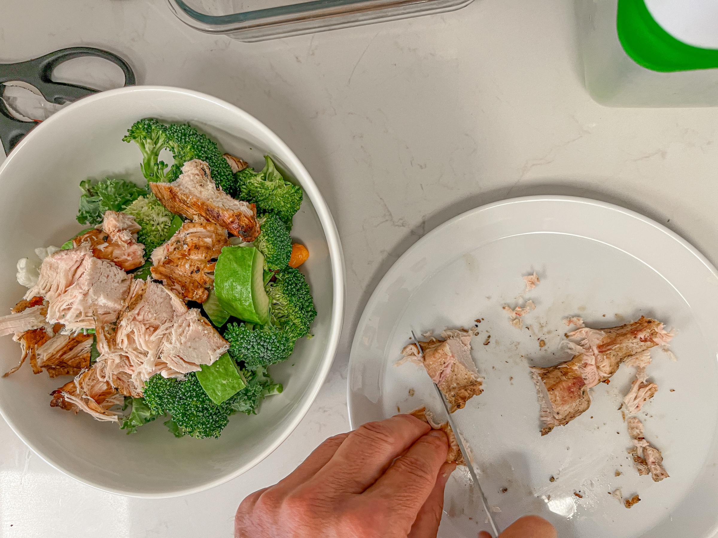 Quick lunch salad cutting chicken. 