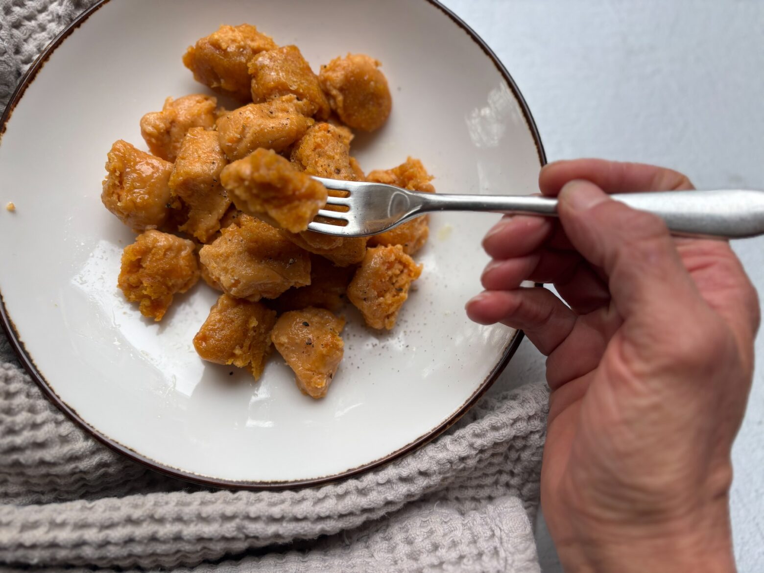 Finished sweet potato gnocchi on a fork.