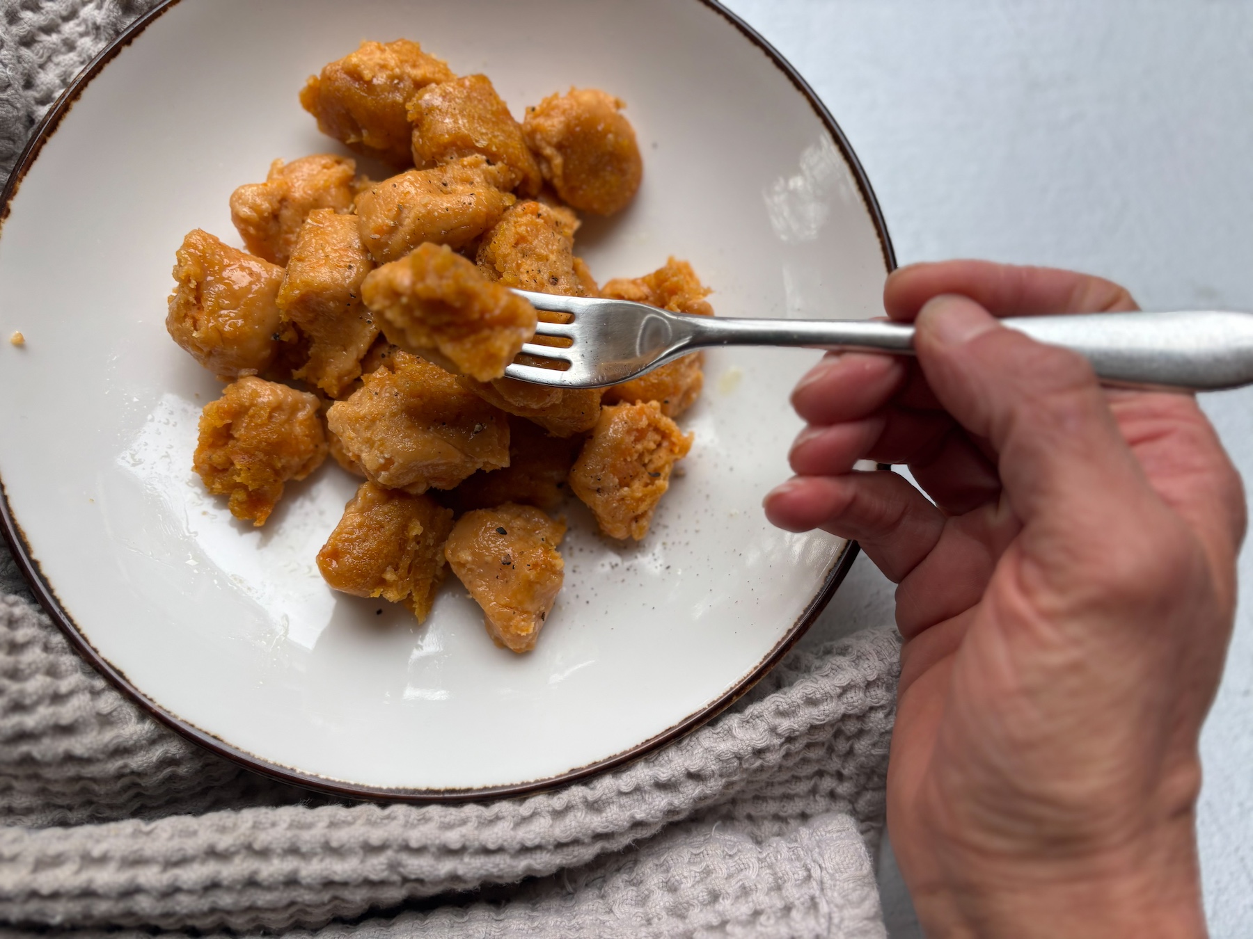 Finished sweet potato gnocchi on a fork.