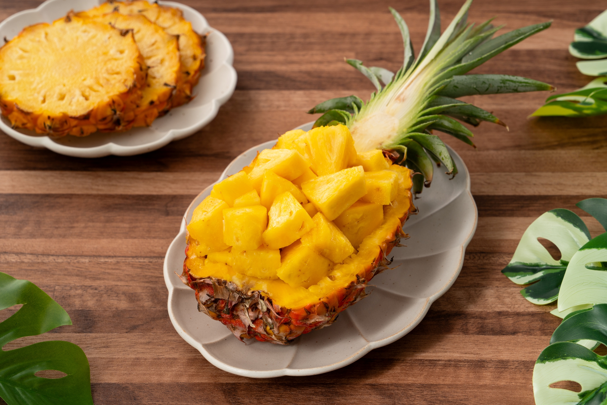 Hollowed out pineapple holding pineapple slices.